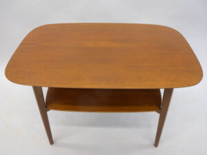 Renovera mahognybord med fläckig yta.
